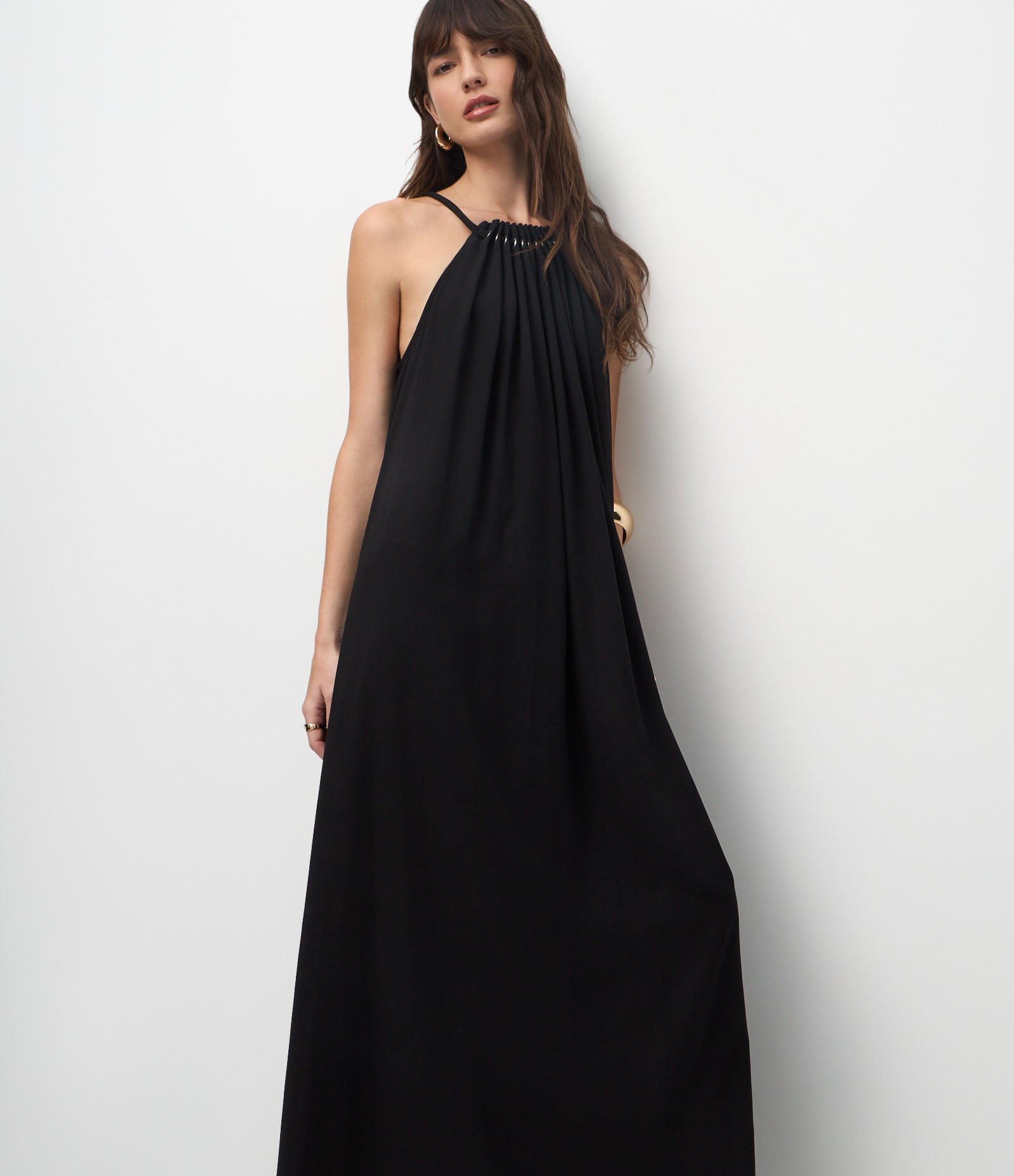 Vestido Midi em Crepe com Decote Halter Preto 2