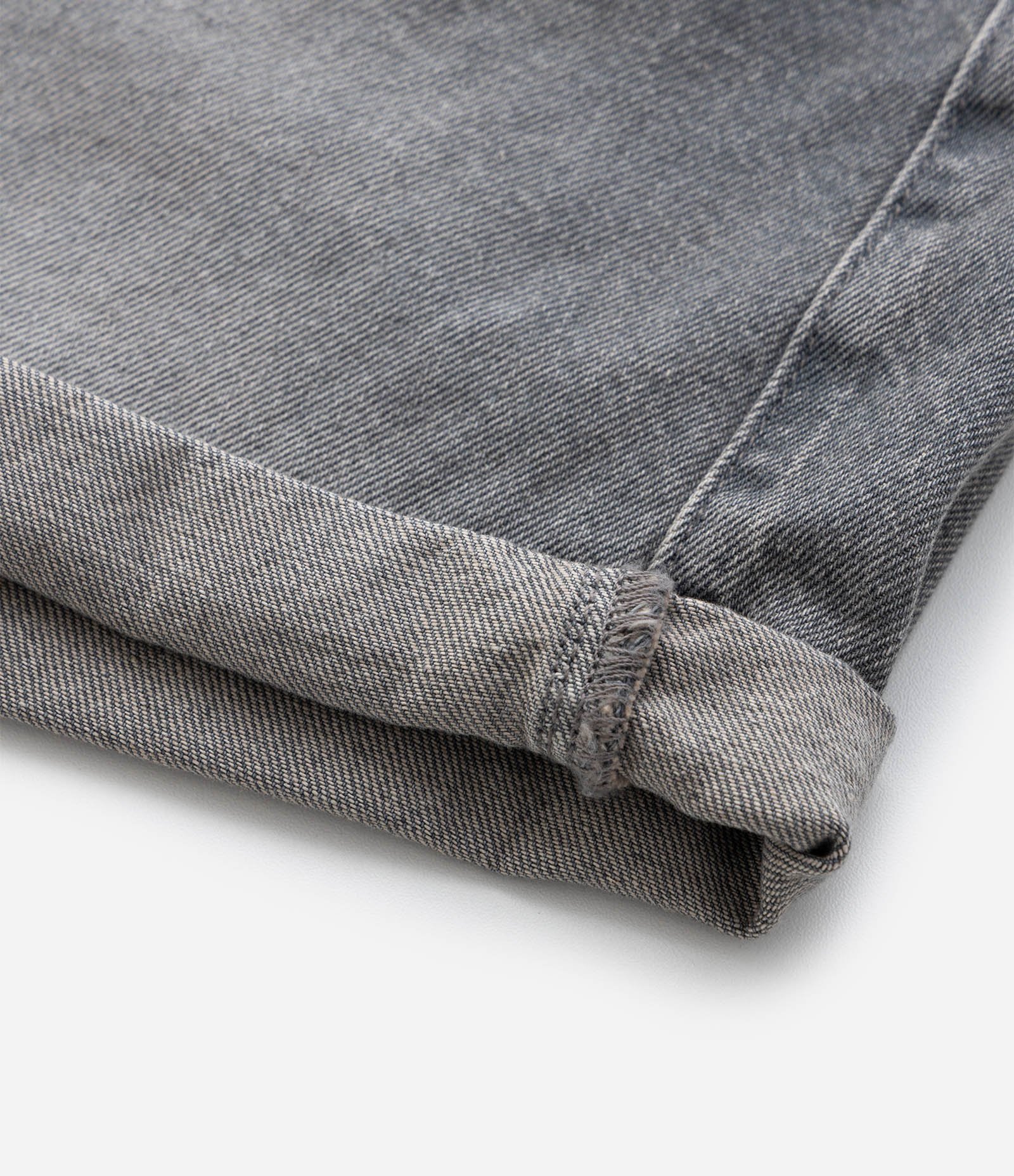 Short Mom Jeans com Barra Dobrada Curve & Plus Size Cinza 10