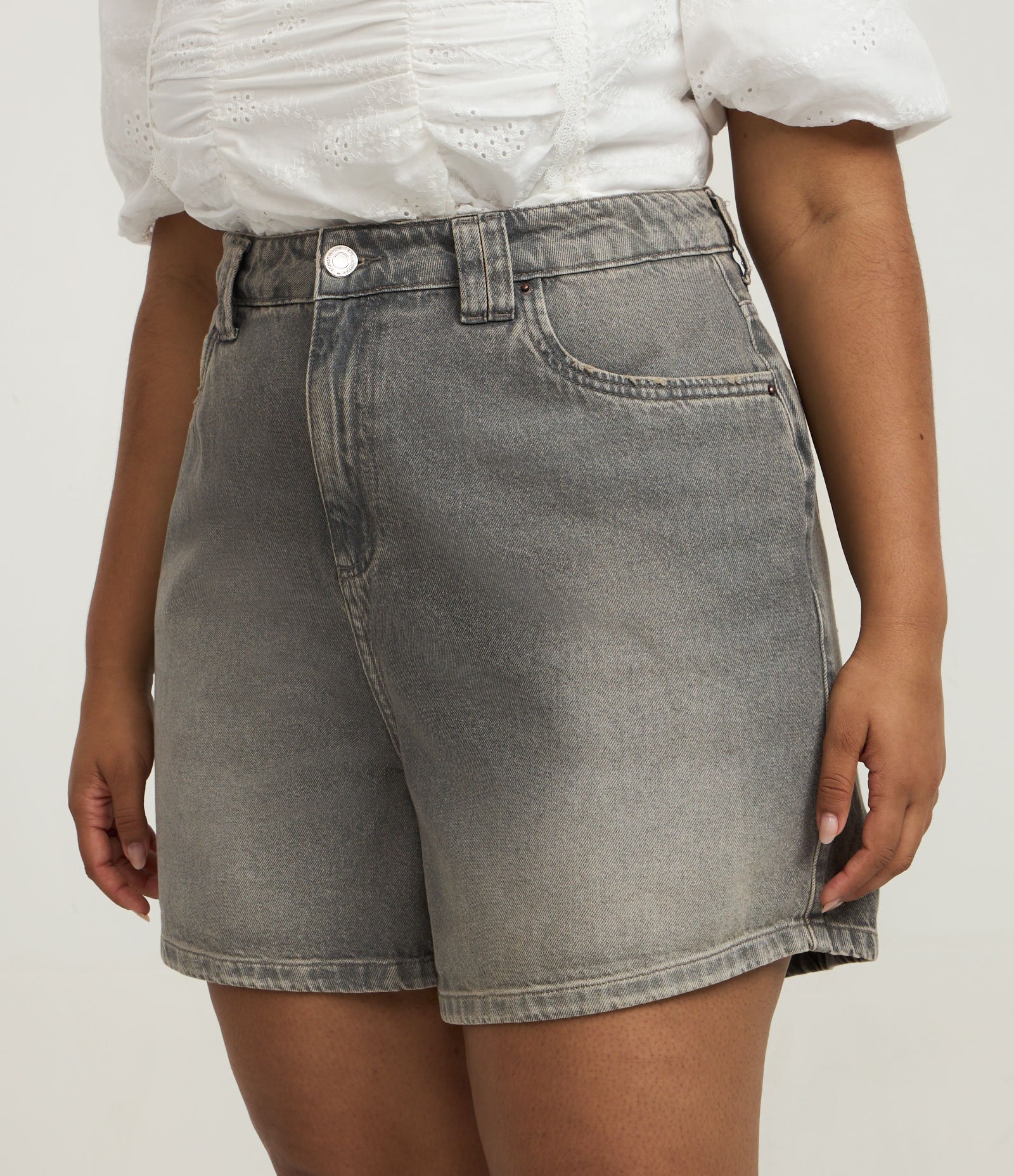 Short Mom Jeans com Barra Dobrada Curve & Plus Size Cinza 2