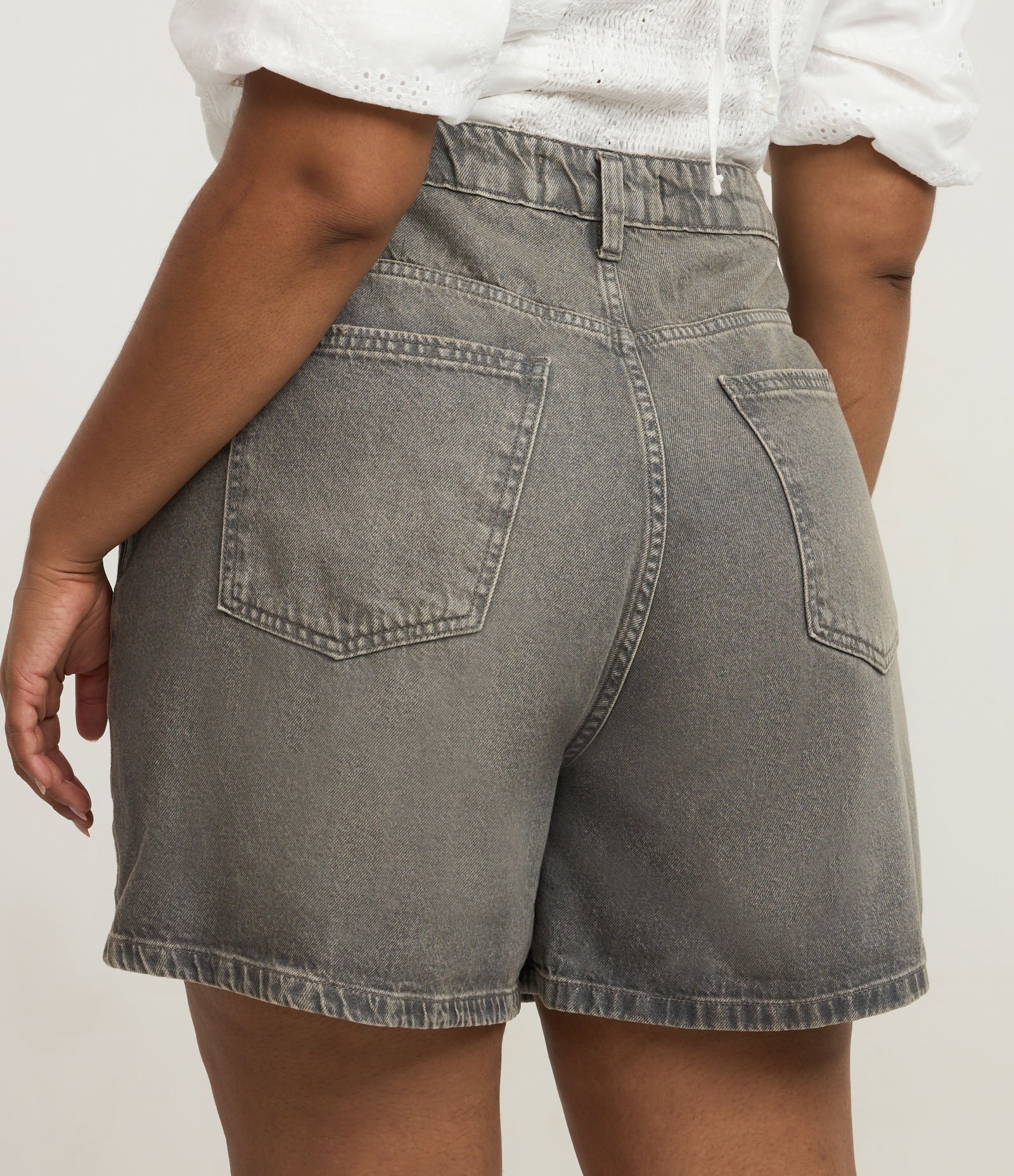 Short Mom Jeans com Barra Dobrada Curve & Plus Size Cinza 5
