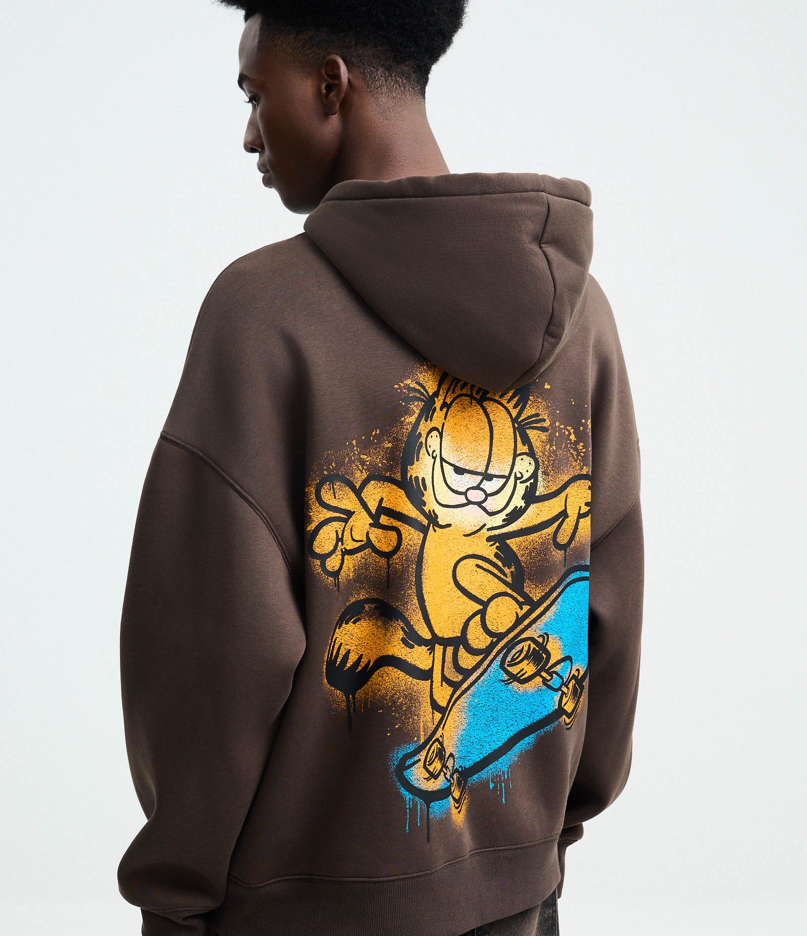 Moletom com Capuz e Estampa Garfield Skatista Grafite Marrom 1