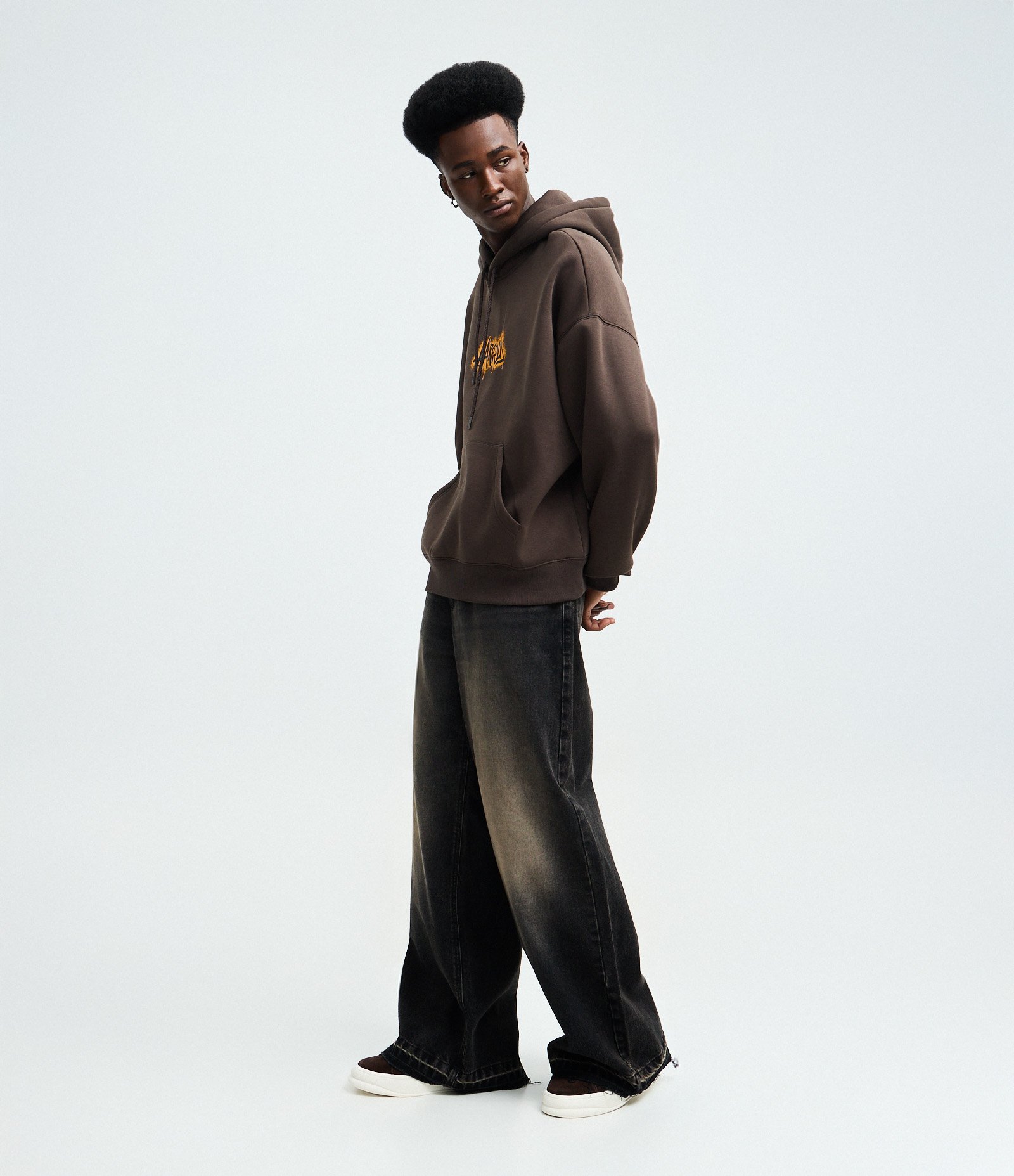 Moletom com Capuz e Estampa Garfield Skatista Grafite Marrom 2