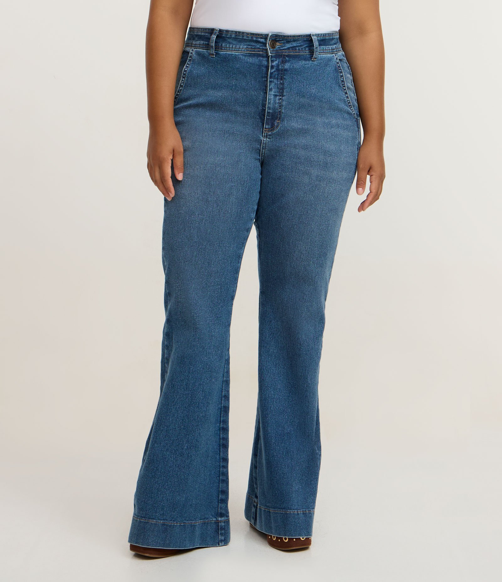 Calça Flare em Jeans com Elastano Curve & Plus Size Azul 2