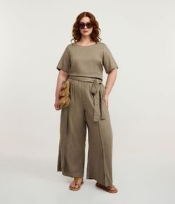 Calça Pantacourt em Sarja Leve com Transpasse e Cós Elástico Curve & Plus Size