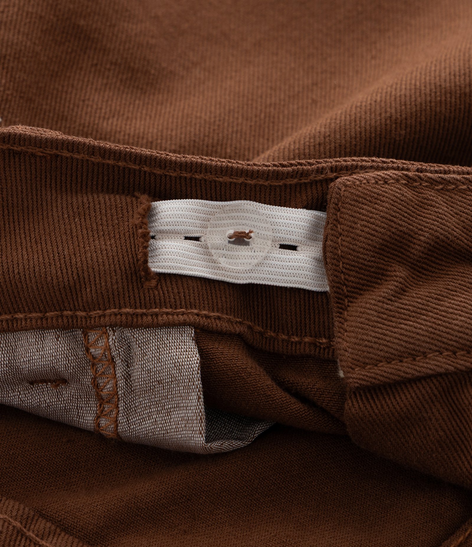 Calça Mom em Sarja com Bordado no Bolso Curve & Plus Size Marrom 9