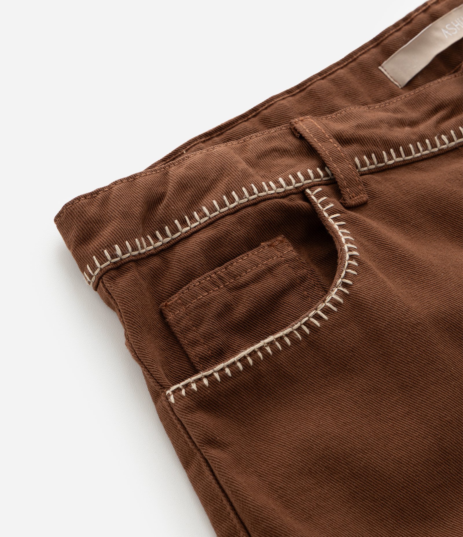 Calça Mom em Sarja com Bordado no Bolso Curve & Plus Size Marrom 10