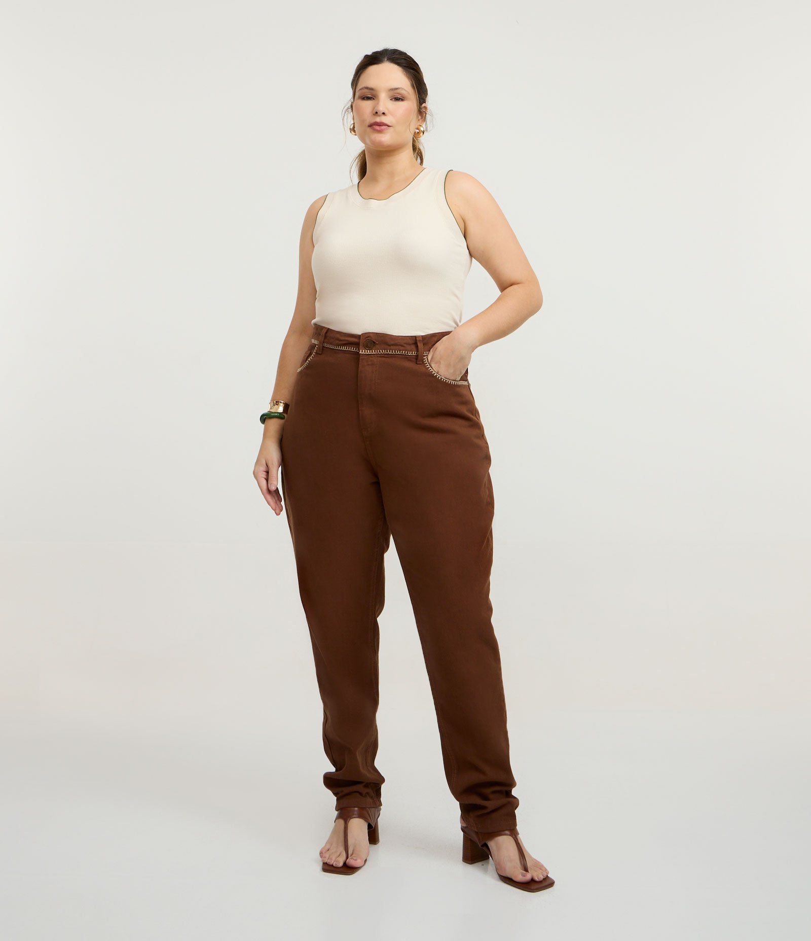 Calça Mom em Sarja com Bordado no Bolso Curve & Plus Size Marrom 1