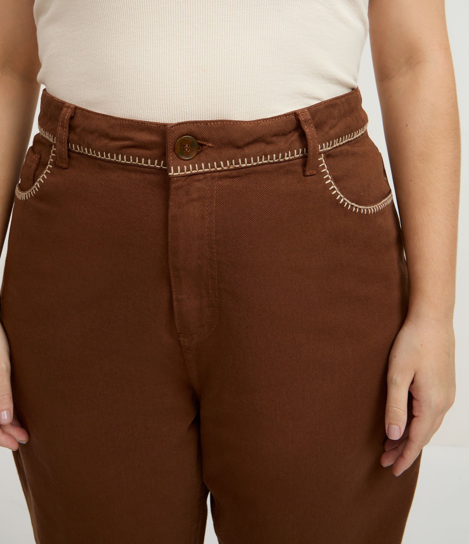 Calça Mom em Sarja com Bordado no Bolso Curve & Plus Size Marrom 3