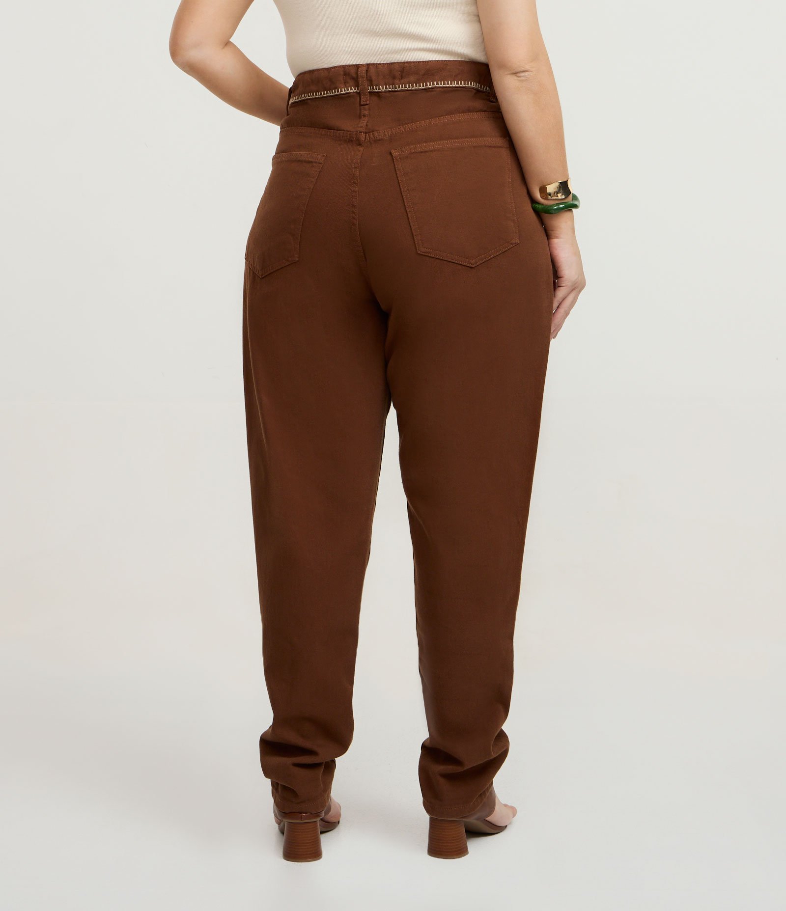 Calça Mom em Sarja com Bordado no Bolso Curve & Plus Size Marrom 5