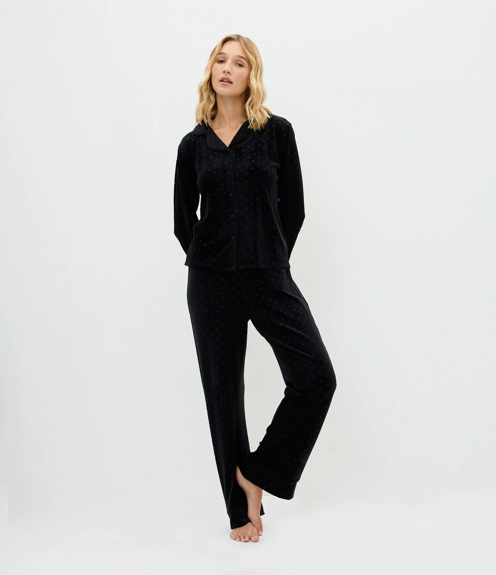 Pijama Longo Americano em Plush com Textura Poá Preto 1