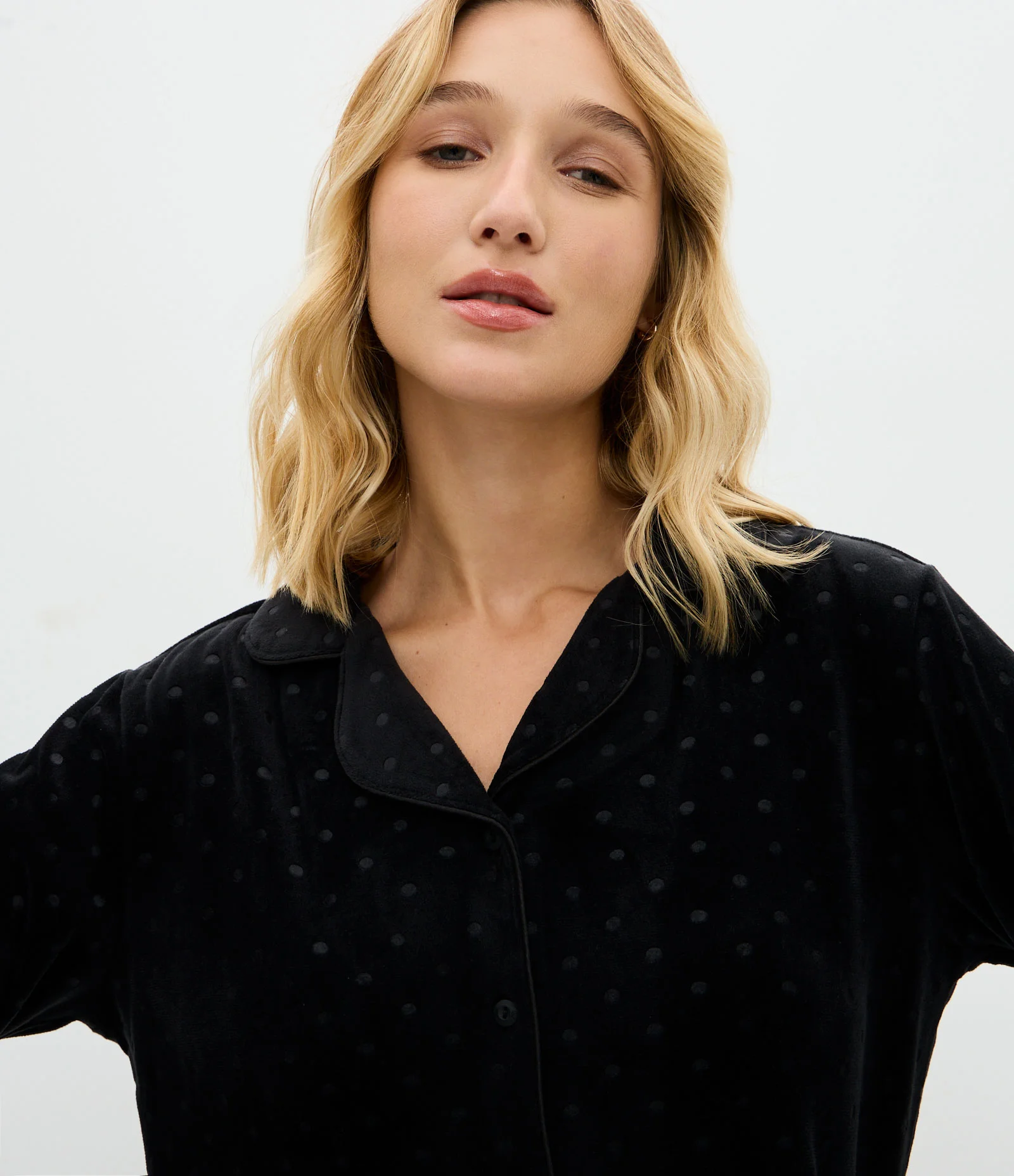 Pijama Longo Americano em Plush com Textura Poá Preto 2