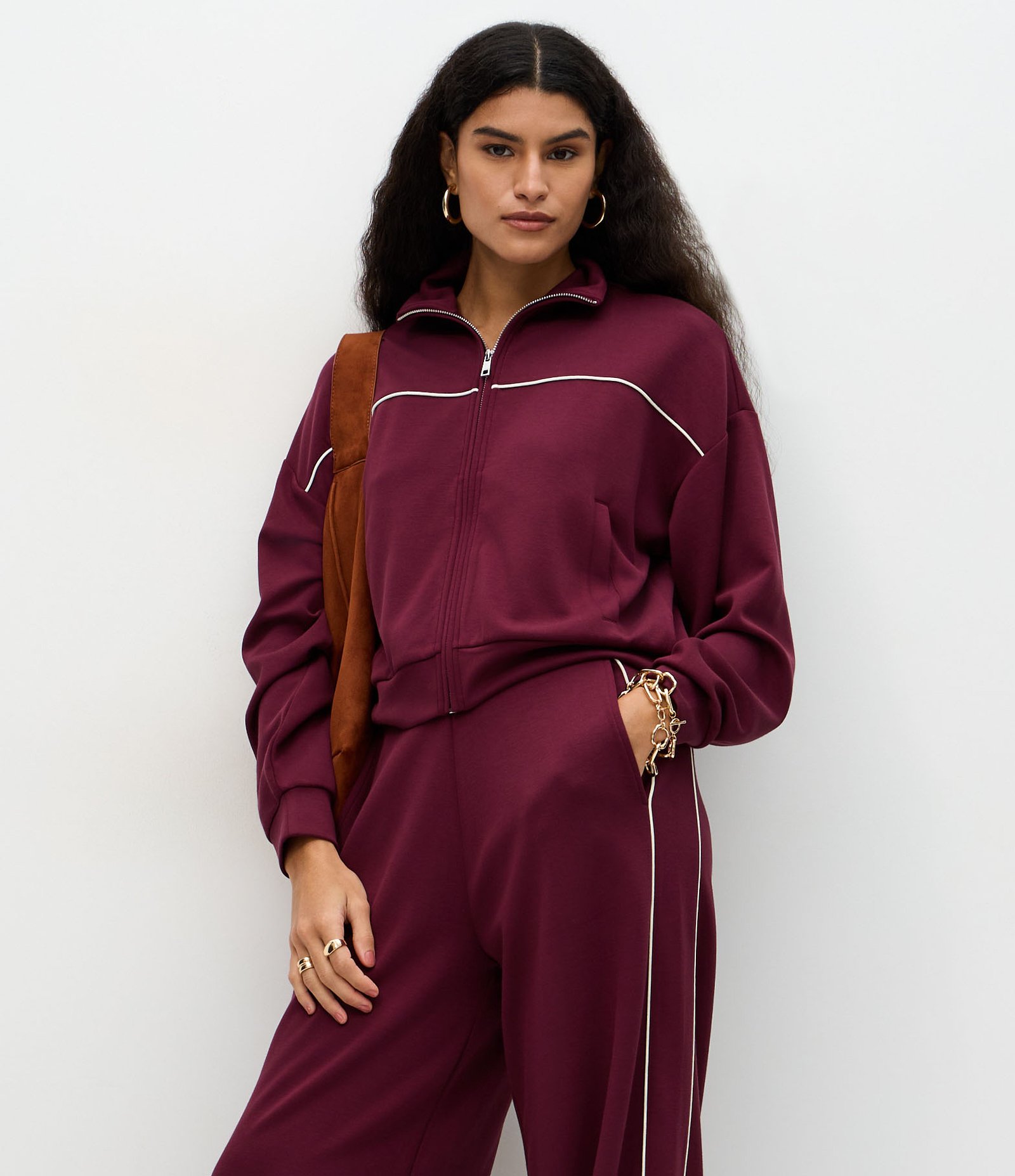 Calça Wide Leg em Moletom sem Felpa com Piping Contrastante Vinho 2