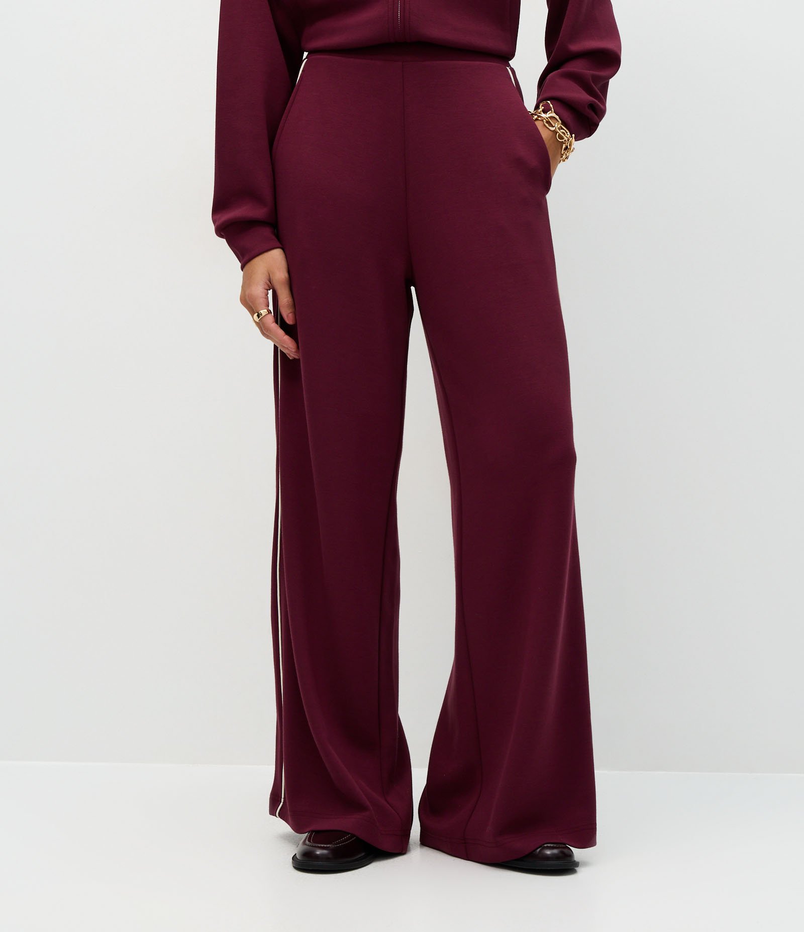 Calça Wide Leg em Moletom sem Felpa com Piping Contrastante Vinho 3