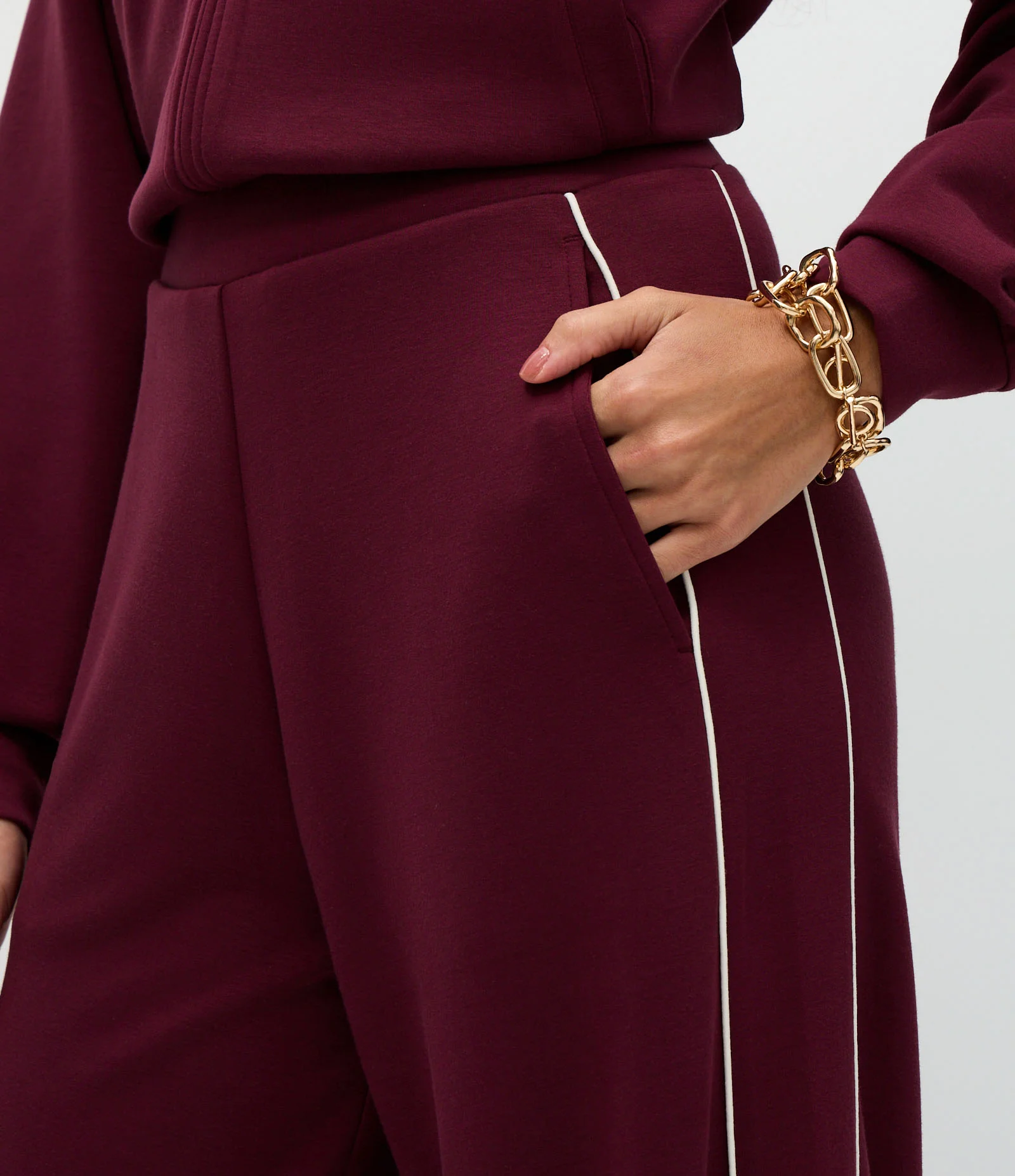 Calça Wide Leg em Moletom sem Felpa com Piping Contrastante Vinho 4