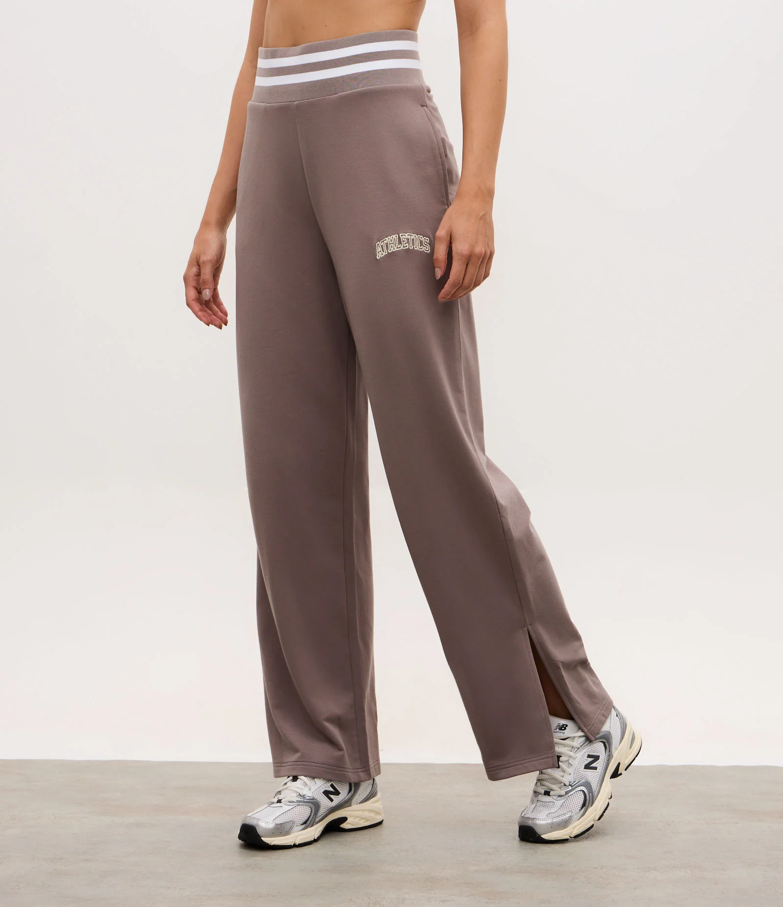 Calça Reta Esportiva em Moletom com Cós em Ribana e Lettering Marrom 2