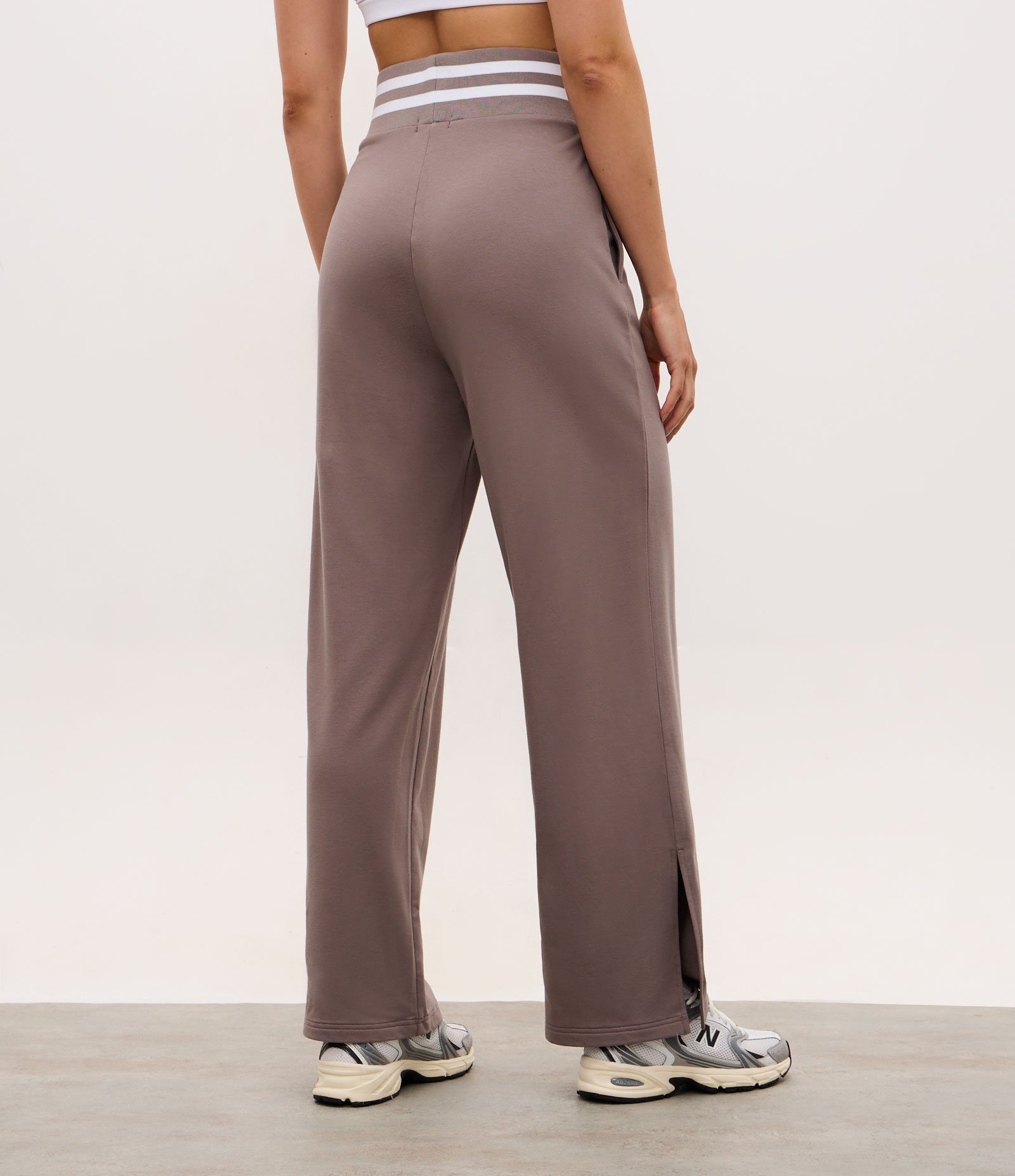 Calça Reta Esportiva em Moletom com Cós em Ribana e Lettering Marrom 4