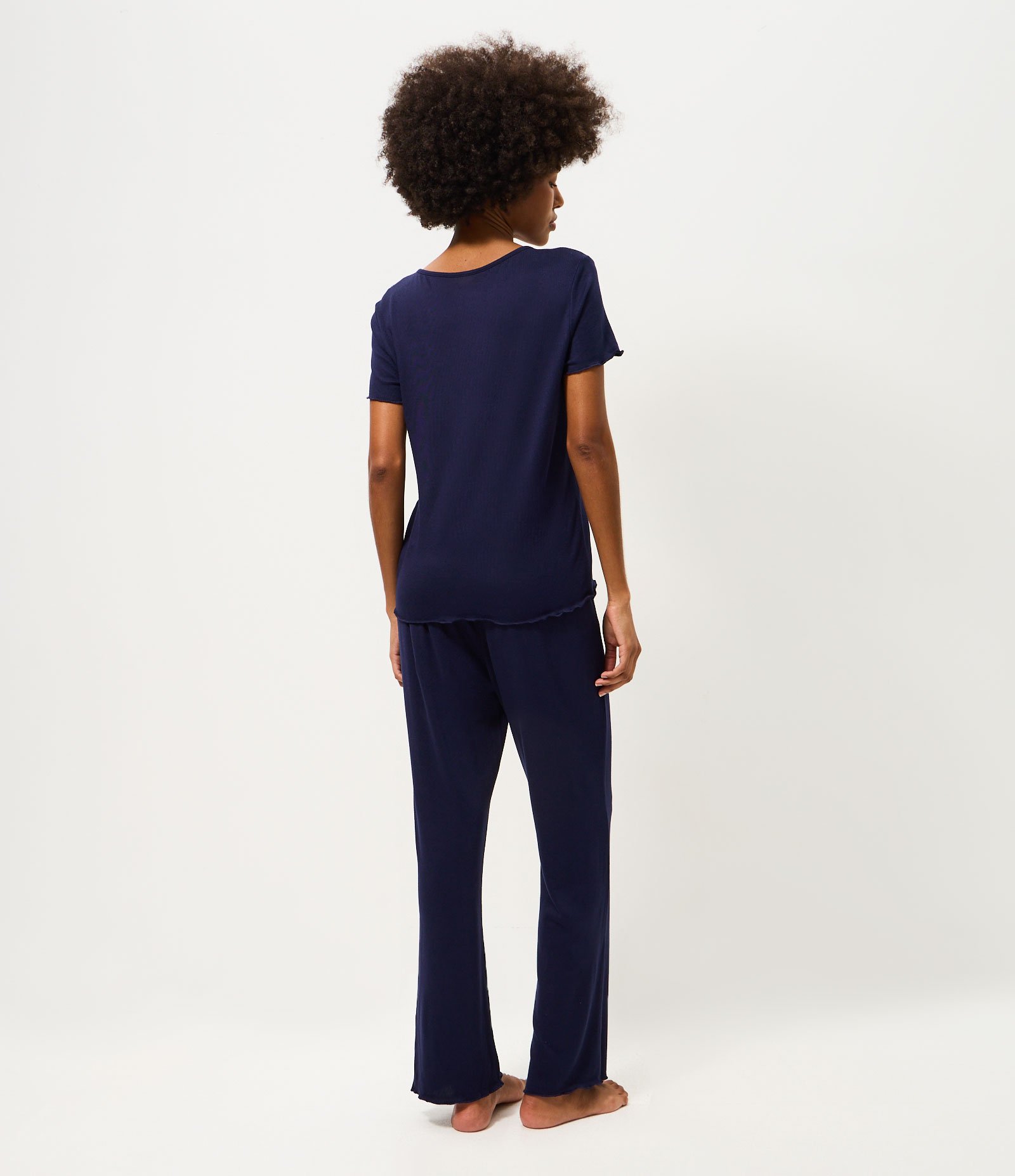Pijama Longo em Tricô Leve com Bordado Azul 4
