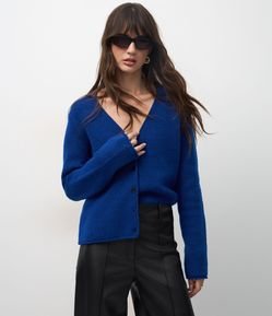 Cardigan em Tricô com Fechamento Frontal em Botões