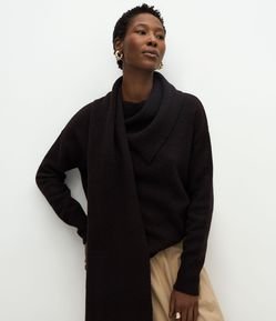 Suéter Over em Tricô com Echarpe Sobreposto