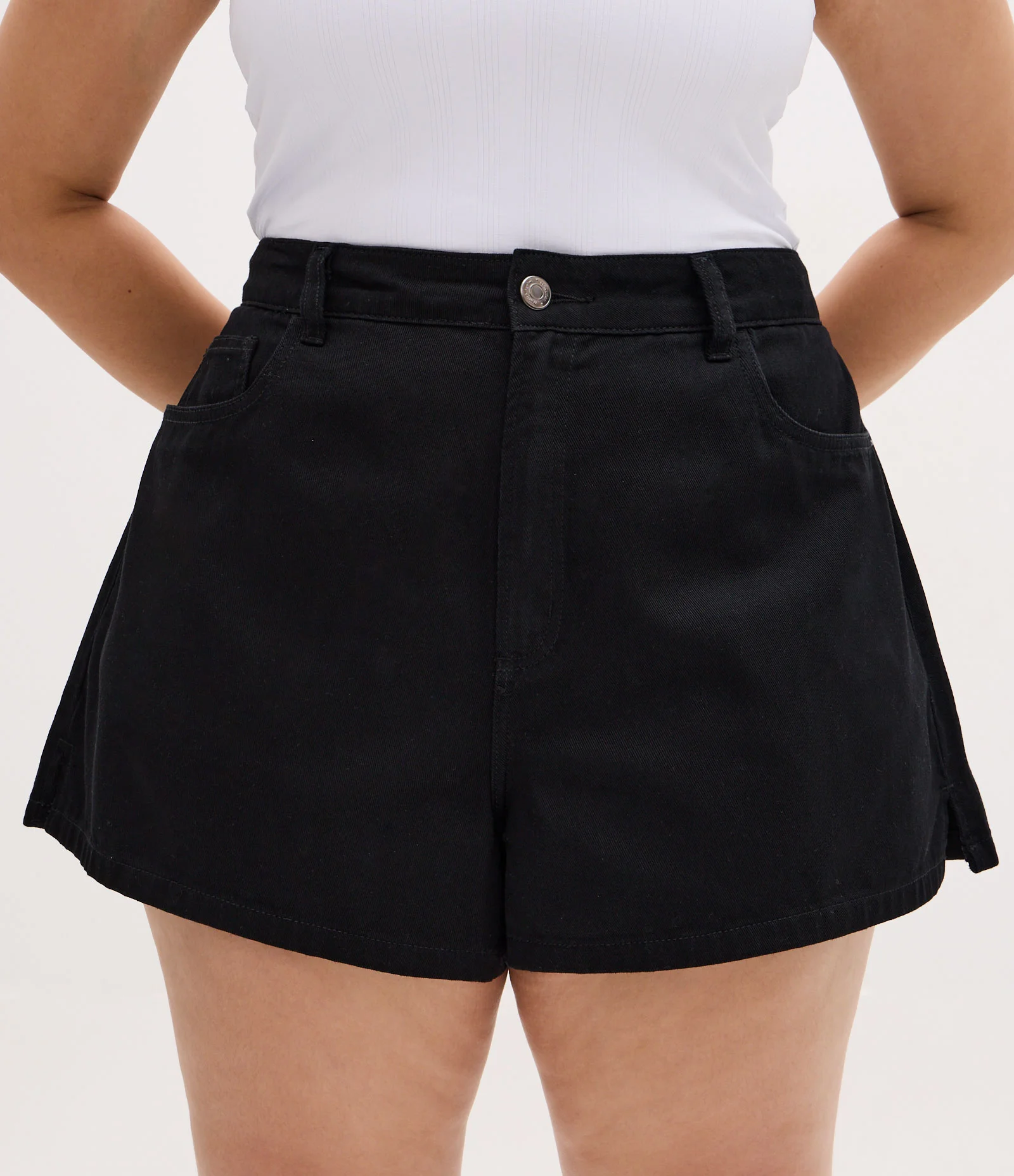 Short Boyfriend em Sarja com Abertura Lateral Curve & Plus Size Preto 2