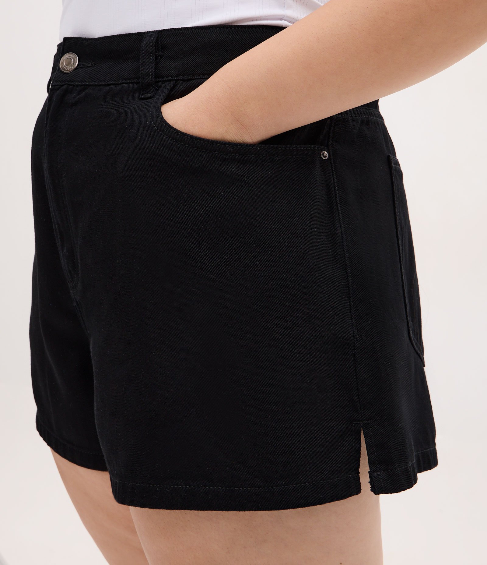 Short Boyfriend em Sarja com Abertura Lateral Curve & Plus Size Preto 3