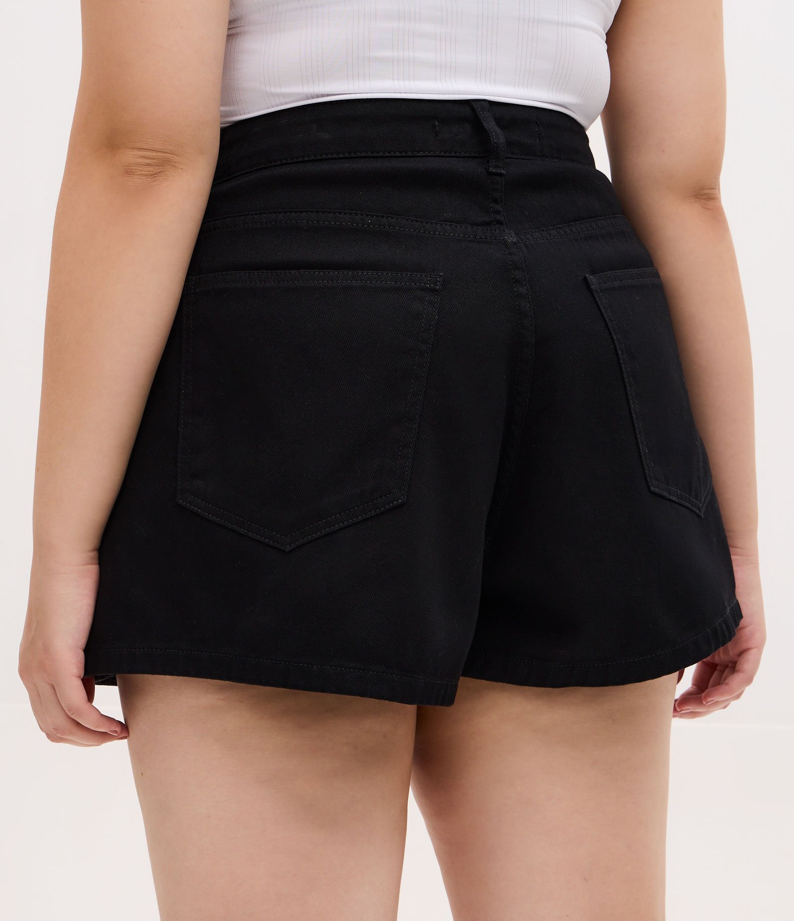 Short Boyfriend em Sarja com Abertura Lateral Curve & Plus Size Preto 4