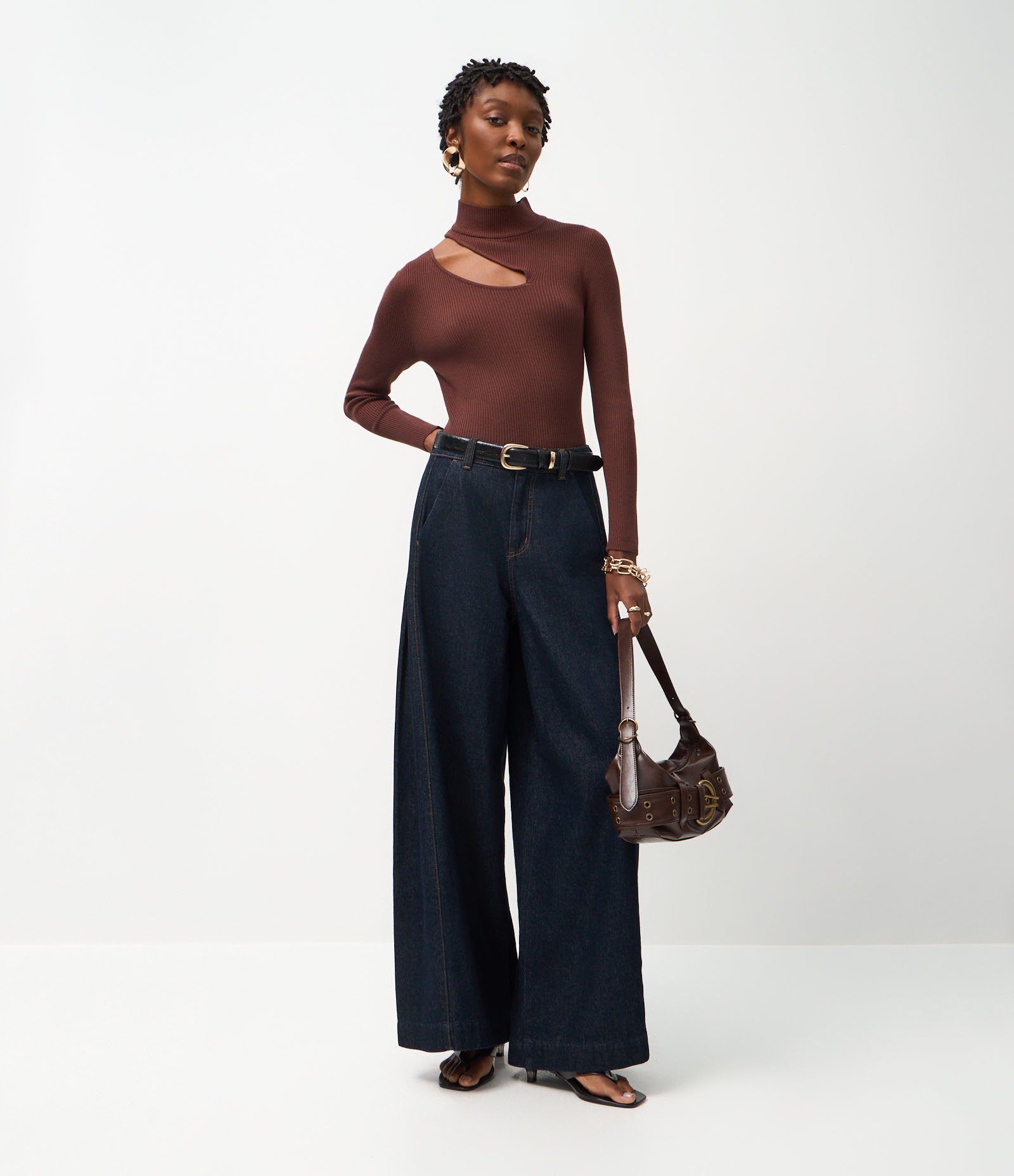 Blusa Canelada em Tricô com Vazado no Ombro Marrom 2