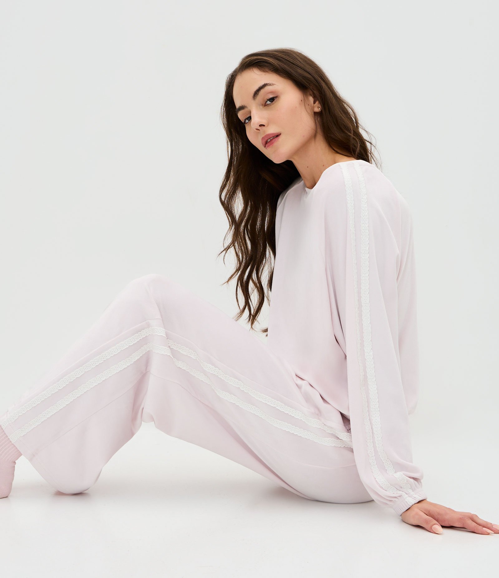 Pijama Longo em Plush com Detalhe de Renda Branco 1