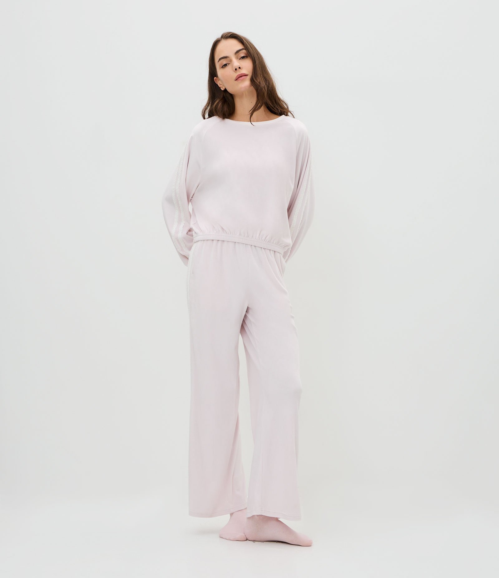 Pijama Longo em Plush com Detalhe de Renda Branco 2