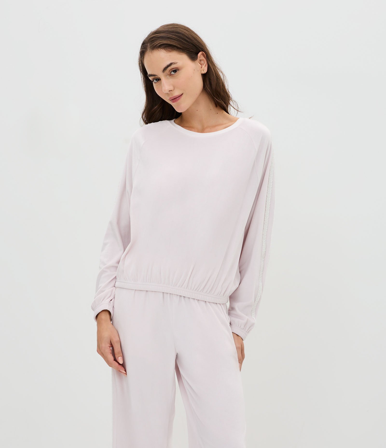 Pijama Longo em Plush com Detalhe de Renda Branco 3