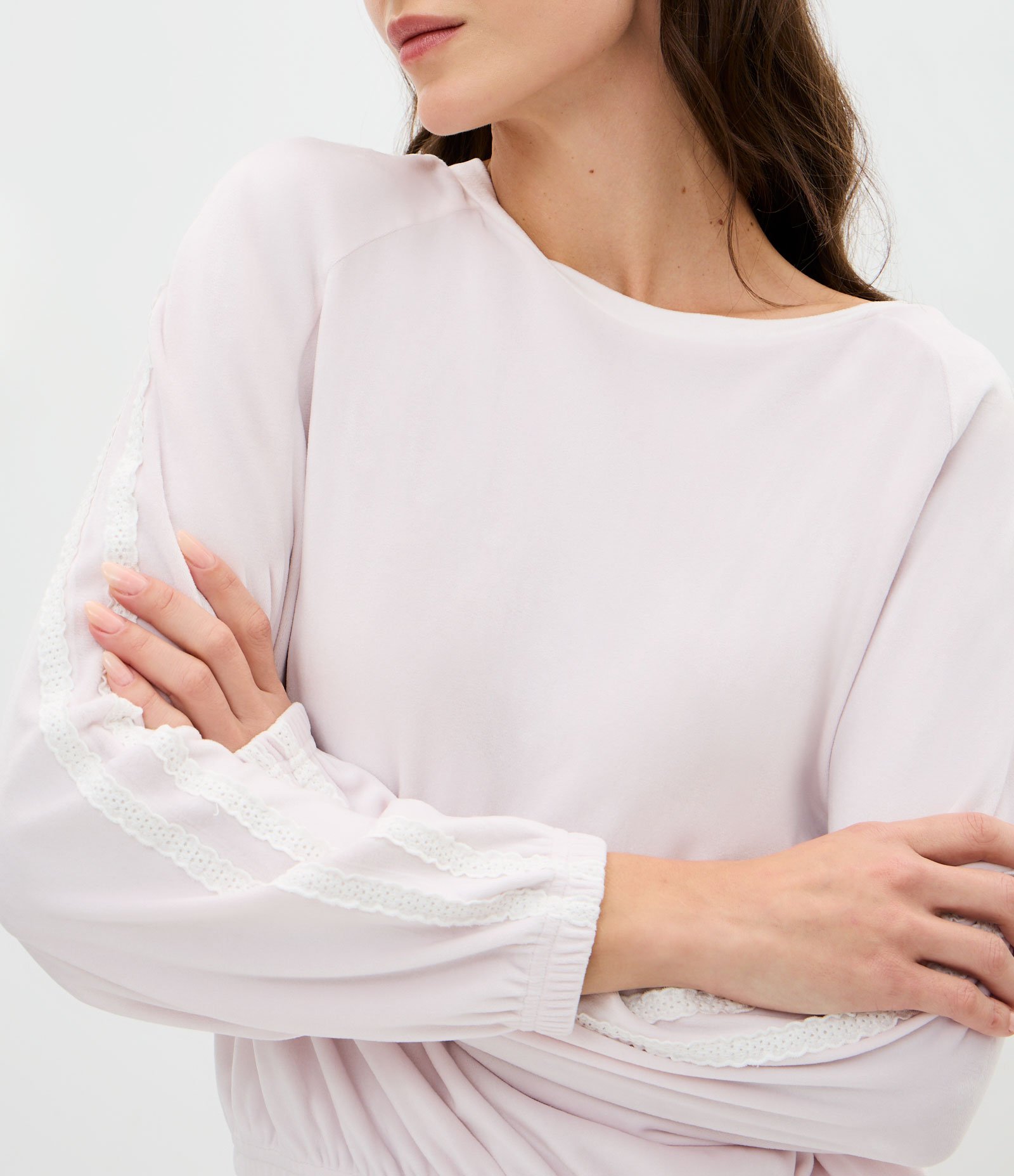 Pijama Longo em Plush com Detalhe de Renda Branco 4