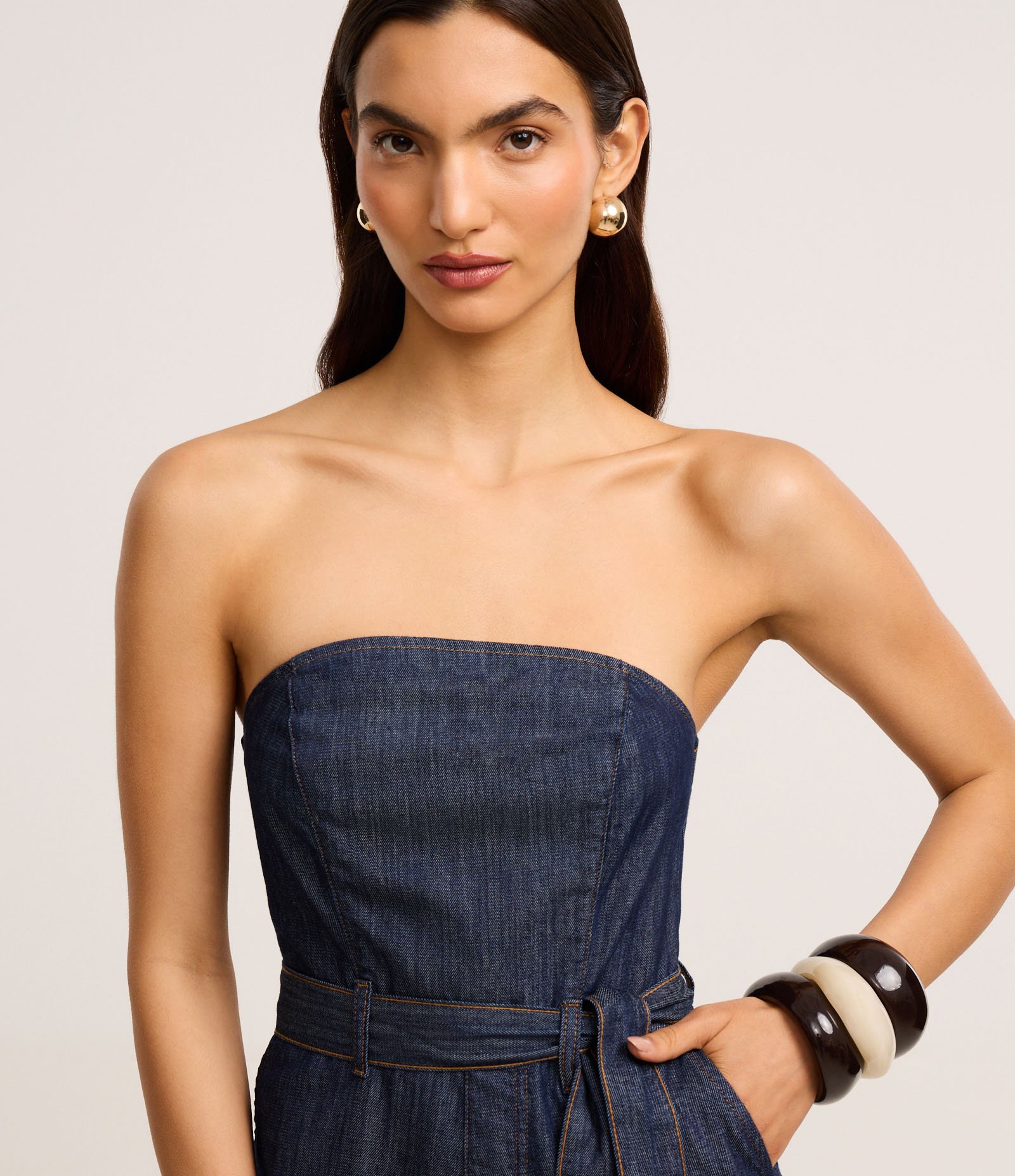 Macacão Sem Alça em Jeans com Cinto Amarração Escuro 4