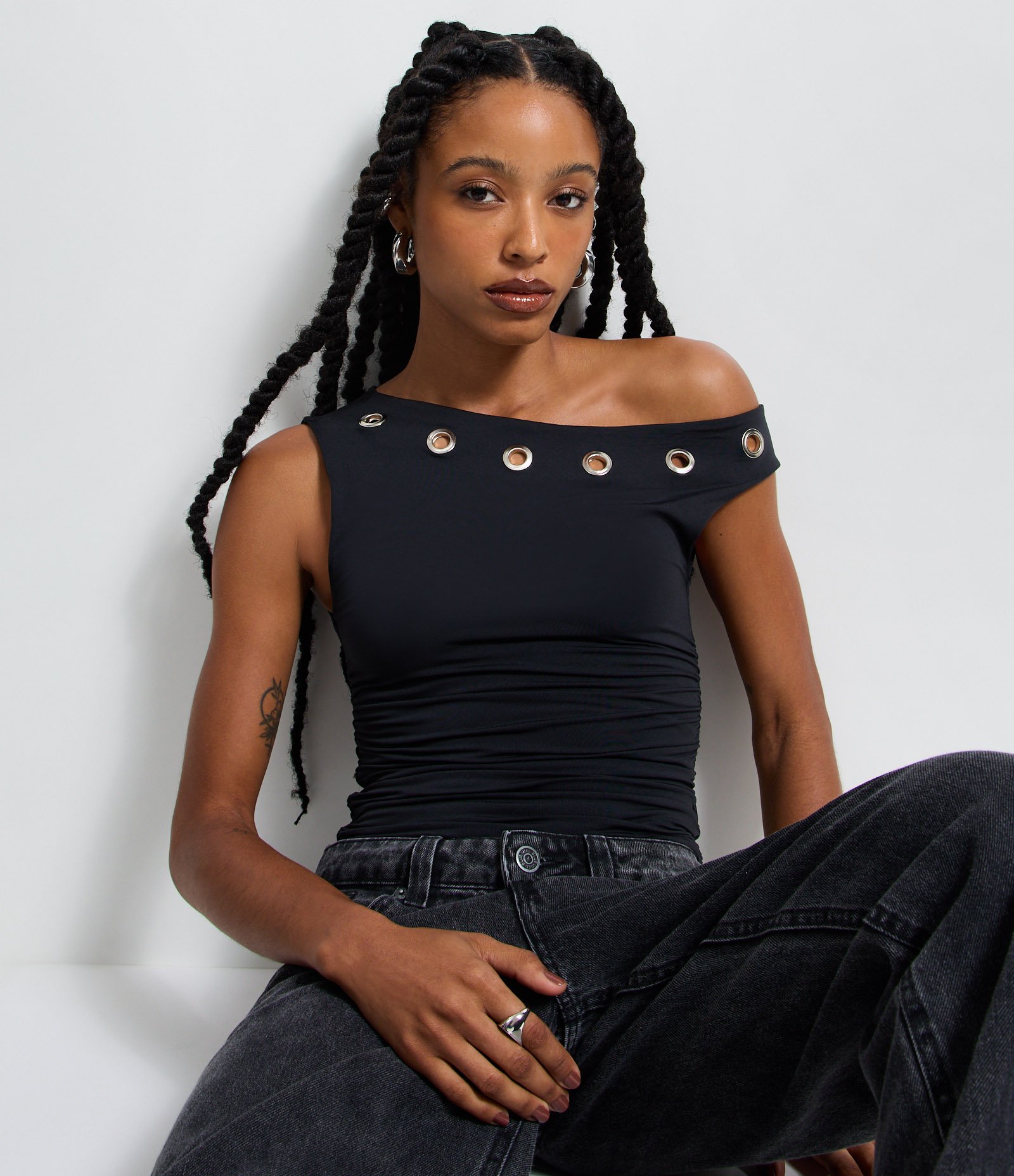 Blusa Ombro a Ombro com Ilhós Metálicos Preto 1