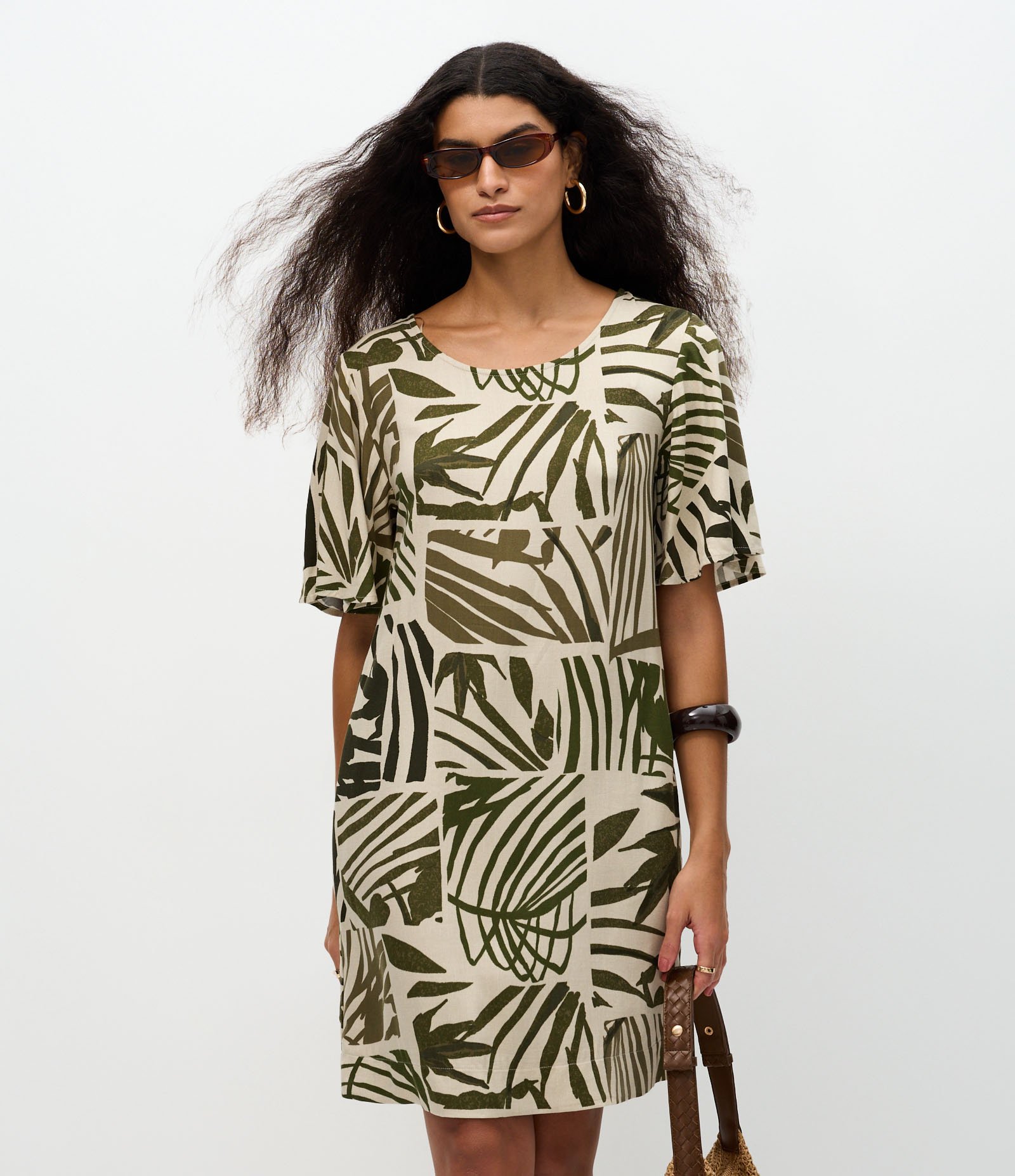 Vestido Plano com Manga Evasê e Estampa de Folhas Verde 1