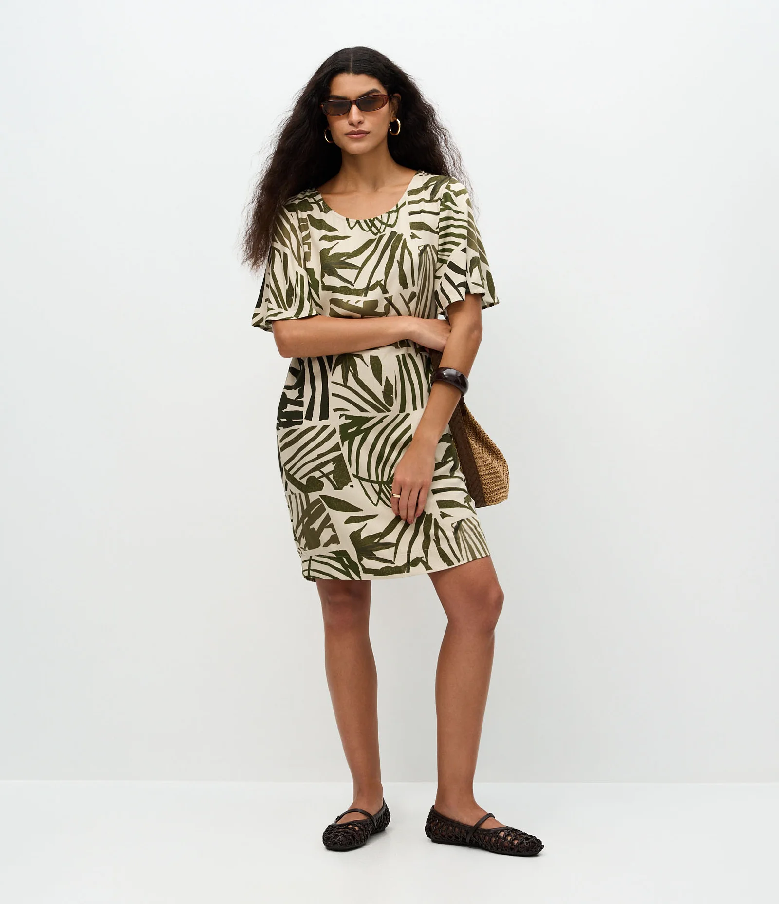 Vestido Plano com Manga Evasê e Estampa de Folhas Verde 2