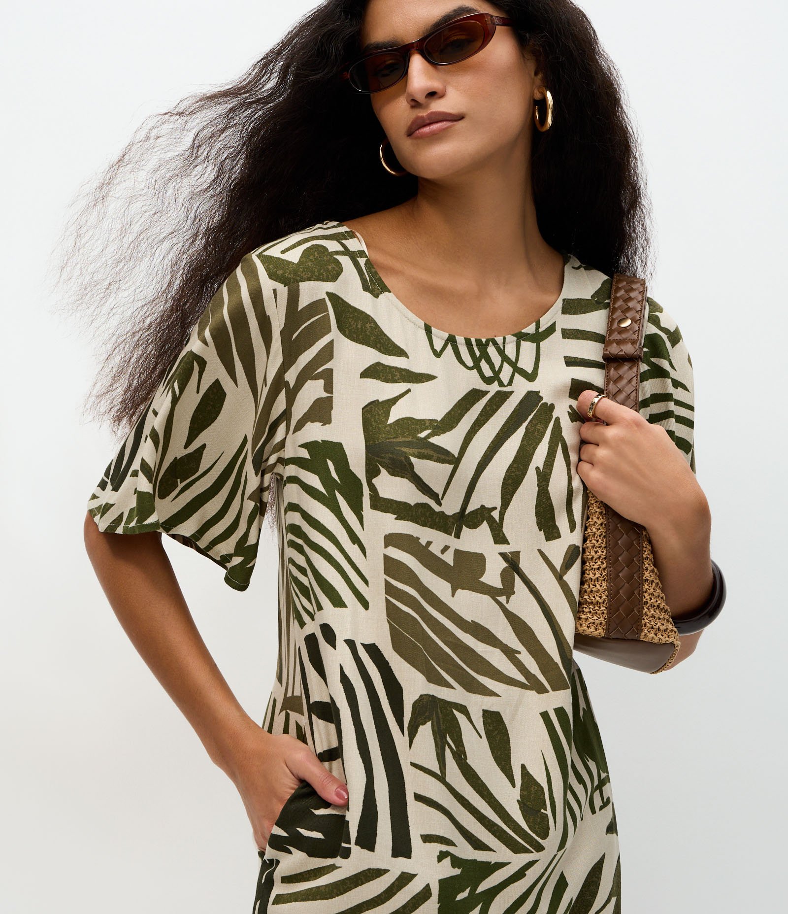 Vestido Plano com Manga Evasê e Estampa de Folhas Verde 3