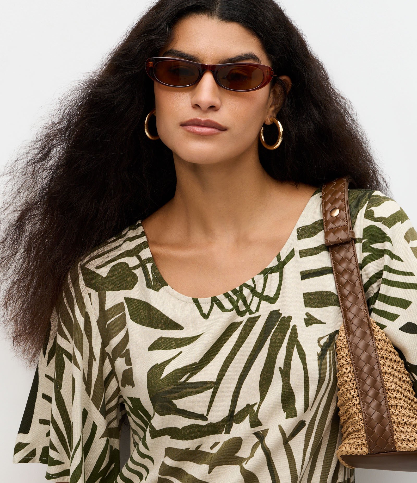 Vestido Plano com Manga Evasê e Estampa de Folhas Verde 4