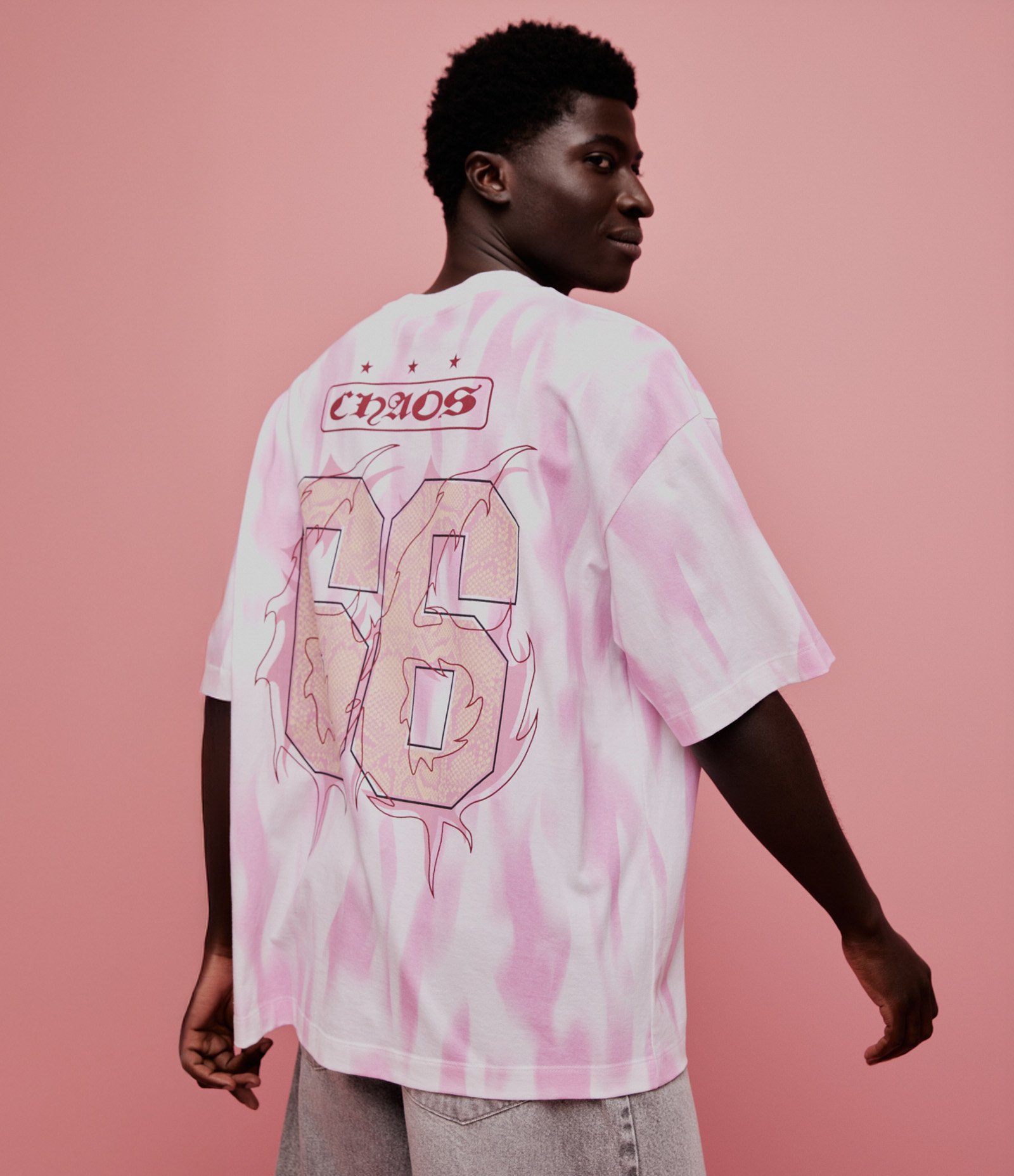 Camiseta Oversized Sportcore em Algodão com Estampa Chaos Branco / Rosa 13