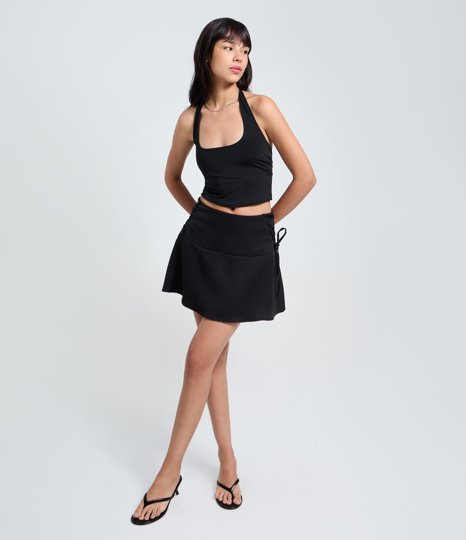 Saia Curta Evasê Alfaiatada com Lacinhos de Amarração Preto 1