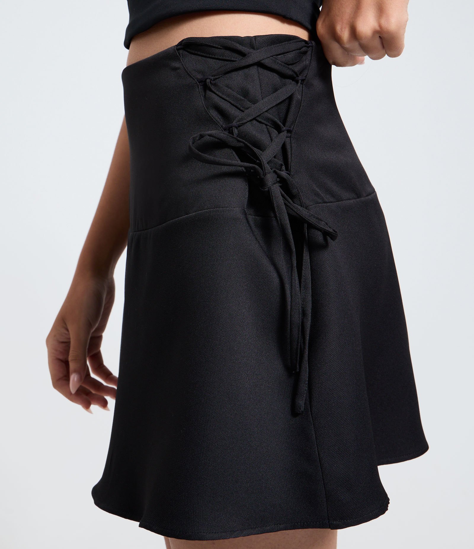 Saia Curta Evasê Alfaiatada com Lacinhos de Amarração Preto 3