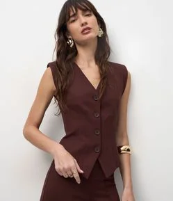 Colete Acinturado em Ponto Roma com Pregas e Abotoamento