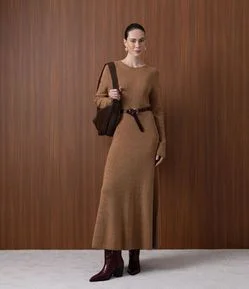 Vestido Evasê Long Midi em Tricô com Mangas Longas