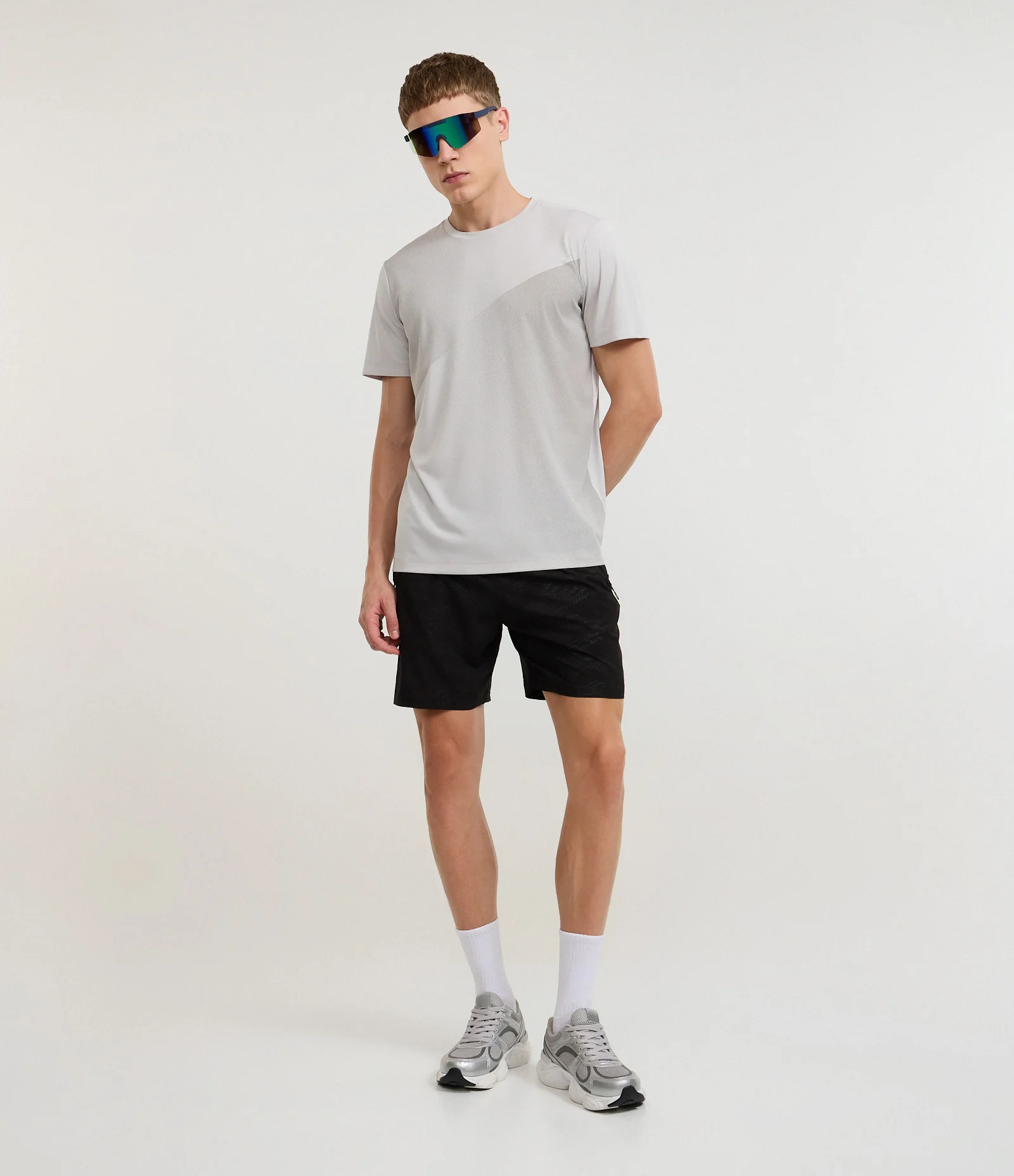 Camiseta Esportiva com Estampa Degrade Pontilhada Branco 2