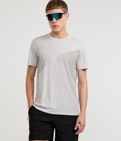 Camiseta Esportiva com Estampa Degrade Pontilhada
