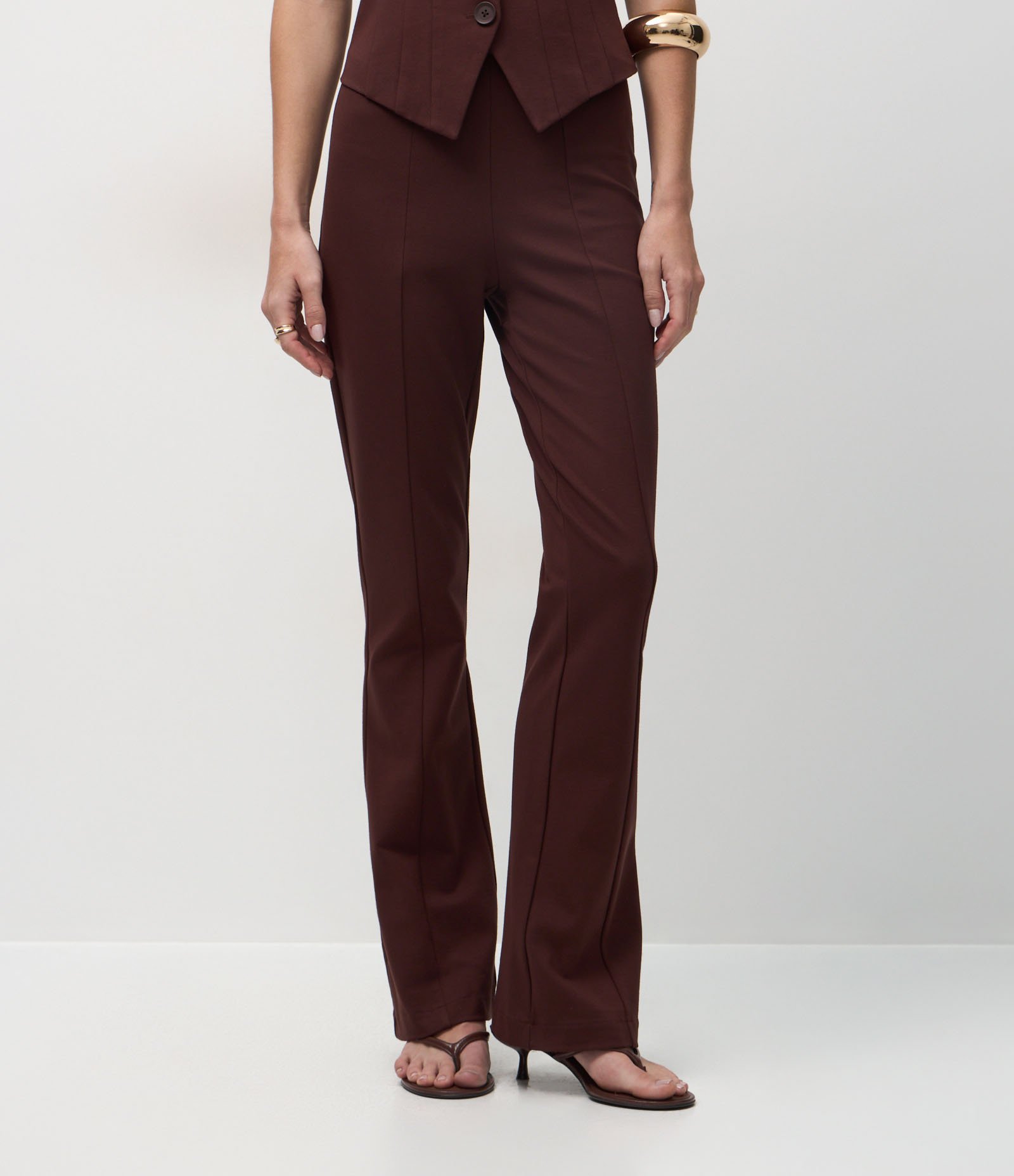 Calça Flare em Ponto Roma com Recortes Bordô 3