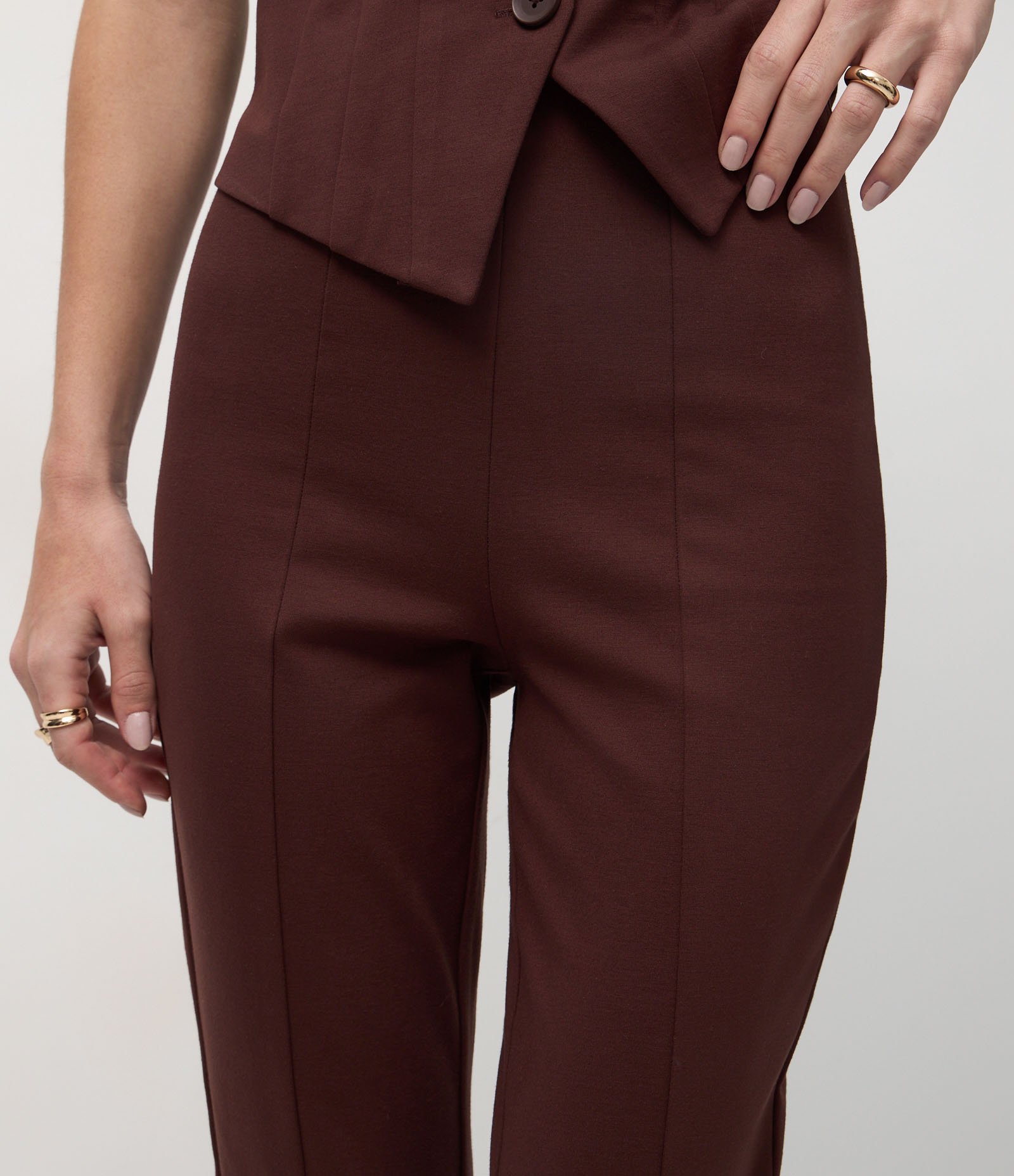 Calça Flare em Ponto Roma com Recortes Bordô 4