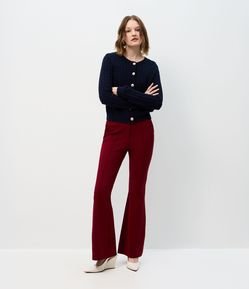 Calça Flare com Enfeite Metálico no Cós