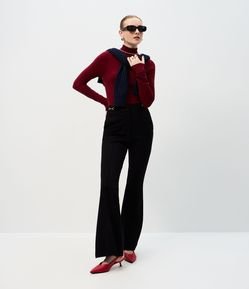 Calça Flare com Enfeite Metálico no Cós