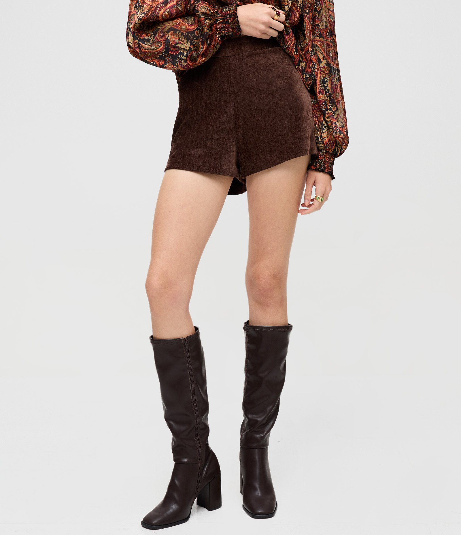 Short Curto Aveludado com Zíper Lateral Marrom 4