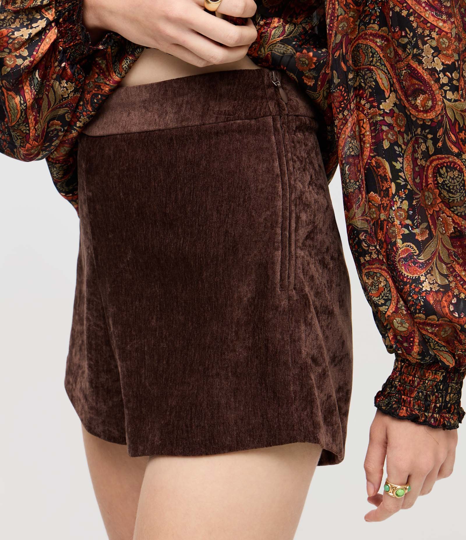 Short Curto Aveludado com Zíper Lateral Marrom 5